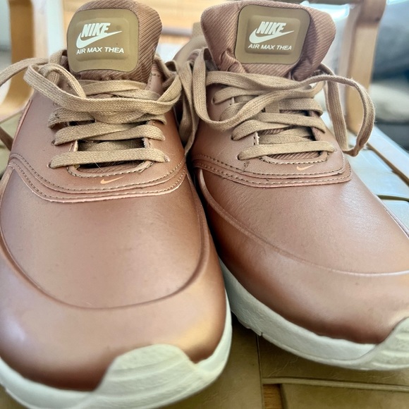 Nike Air Max Thea SE Special Edition Metallic Rose
Gold/ Bronze - Picture 6 of 10